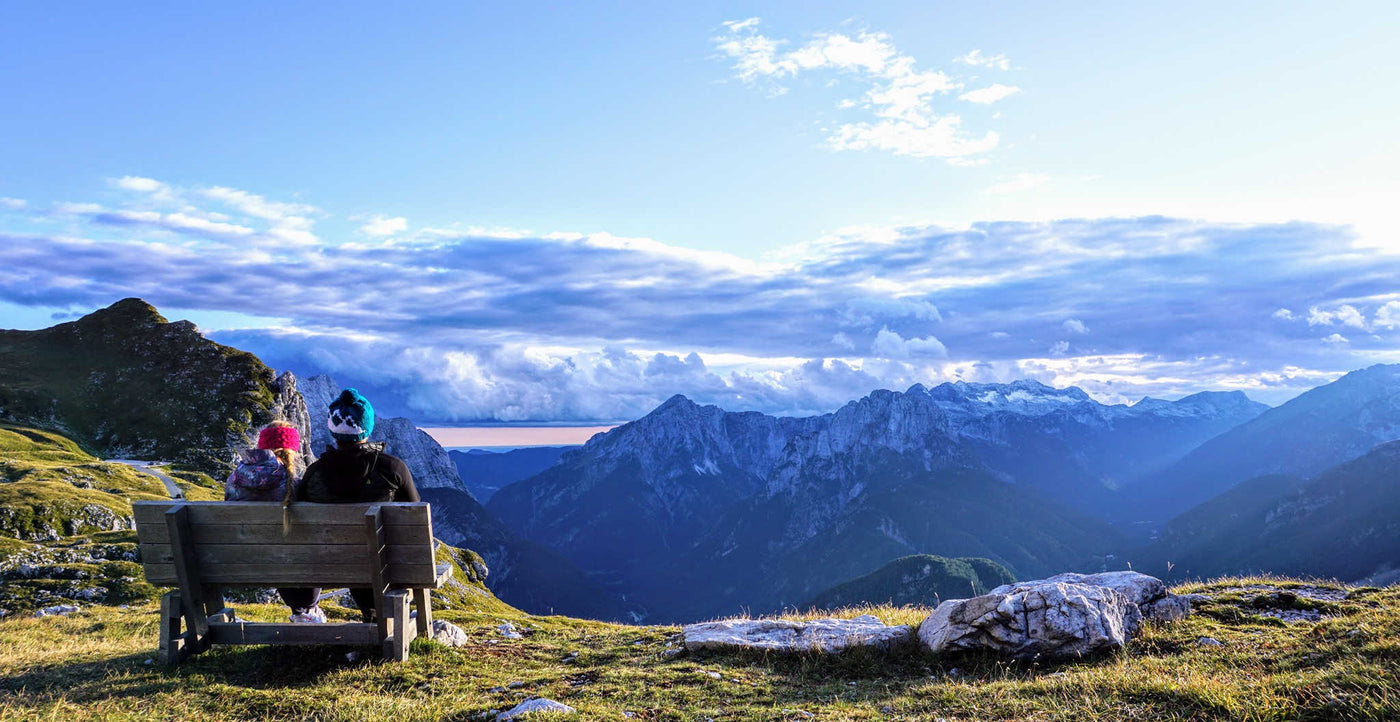 Razgled na Julijske Alpe pri Bovcu – gorska pot in klop